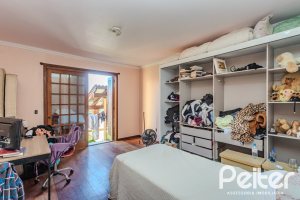 Casa à venda com 302m², 3 dormitórios, 1 suíte, 2 vagas, no bairro Espírito Santo em Porto Alegre