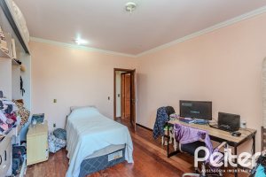 Casa à venda com 302m², 3 dormitórios, 1 suíte, 2 vagas, no bairro Espírito Santo em Porto Alegre