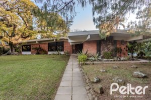 Casa à venda com 324m², 4 dormitórios, 1 suíte, 14 vagas, no bairro Vila Assunção em Porto Alegre
