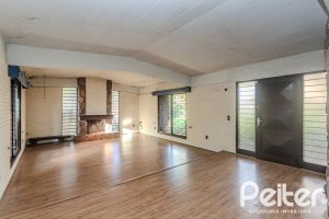 Casa à venda com 324m², 4 dormitórios, 1 suíte, 14 vagas, no bairro Vila Assunção em Porto Alegre