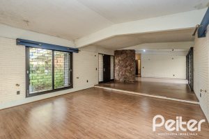 Casa à venda com 324m², 4 dormitórios, 1 suíte, 14 vagas, no bairro Vila Assunção em Porto Alegre