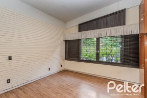 Casa à venda com 324m², 4 dormitórios, 1 suíte, 14 vagas, no bairro Vila Assunção em Porto Alegre