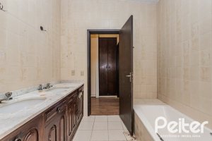 Casa à venda com 324m², 4 dormitórios, 1 suíte, 14 vagas, no bairro Vila Assunção em Porto Alegre
