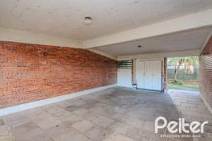 Casa à venda com 324m², 4 dormitórios, 1 suíte, 14 vagas, no bairro Vila Assunção em Porto Alegre