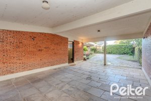 Casa à venda com 324m², 4 dormitórios, 1 suíte, 14 vagas, no bairro Vila Assunção em Porto Alegre