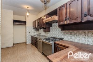 Casa à venda com 324m², 4 dormitórios, 1 suíte, 14 vagas, no bairro Vila Assunção em Porto Alegre