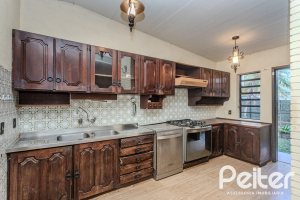 Casa à venda com 324m², 4 dormitórios, 1 suíte, 14 vagas, no bairro Vila Assunção em Porto Alegre