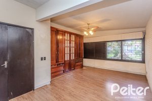 Casa à venda com 324m², 4 dormitórios, 1 suíte, 14 vagas, no bairro Vila Assunção em Porto Alegre