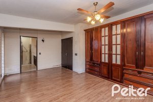 Casa à venda com 324m², 4 dormitórios, 1 suíte, 14 vagas, no bairro Vila Assunção em Porto Alegre
