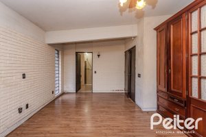 Casa à venda com 324m², 4 dormitórios, 1 suíte, 14 vagas, no bairro Vila Assunção em Porto Alegre