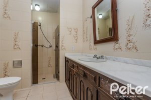 Casa à venda com 324m², 4 dormitórios, 1 suíte, 14 vagas, no bairro Vila Assunção em Porto Alegre