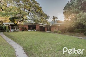 Casa à venda com 324m², 4 dormitórios, 1 suíte, 14 vagas, no bairro Vila Assunção em Porto Alegre