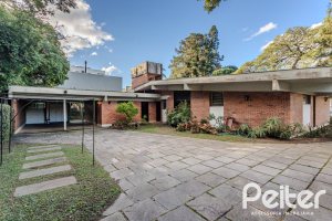 Casa à venda com 324m², 4 dormitórios, 1 suíte, 14 vagas, no bairro Vila Assunção em Porto Alegre