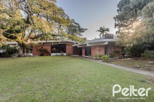 Casa à venda com 324m², 4 dormitórios, 1 suíte, 14 vagas, no bairro Vila Assunção em Porto Alegre