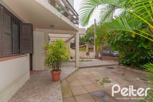 Casa à venda com 241m², 5 dormitórios, 2 suítes, 3 vagas, no bairro Tristeza em Porto Alegre
