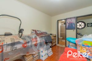 Casa à venda com 241m², 5 dormitórios, 2 suítes, 3 vagas, no bairro Tristeza em Porto Alegre