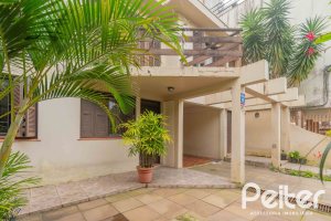 Casa à venda com 241m², 5 dormitórios, 2 suítes, 3 vagas, no bairro Tristeza em Porto Alegre