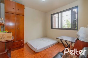 Casa à venda com 241m², 5 dormitórios, 2 suítes, 3 vagas, no bairro Tristeza em Porto Alegre