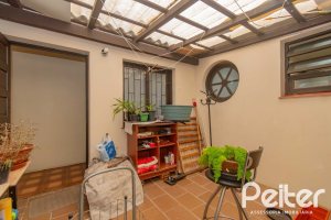 Casa à venda com 241m², 5 dormitórios, 2 suítes, 3 vagas, no bairro Tristeza em Porto Alegre