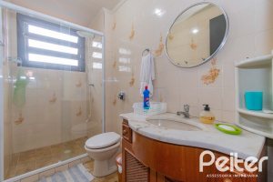 Casa à venda com 241m², 5 dormitórios, 2 suítes, 3 vagas, no bairro Tristeza em Porto Alegre