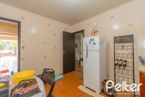 Casa à venda com 241m², 5 dormitórios, 2 suítes, 3 vagas, no bairro Tristeza em Porto Alegre