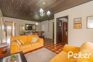 Casa à venda com 241m², 5 dormitórios, 2 suítes, 3 vagas, no bairro Tristeza em Porto Alegre