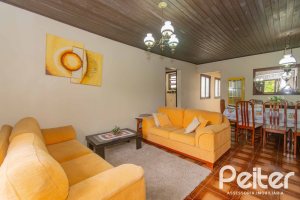 Casa à venda com 241m², 5 dormitórios, 2 suítes, 3 vagas, no bairro Tristeza em Porto Alegre