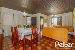 Casa à venda com 241m², 5 dormitórios, 2 suítes, 3 vagas, no bairro Tristeza em Porto Alegre