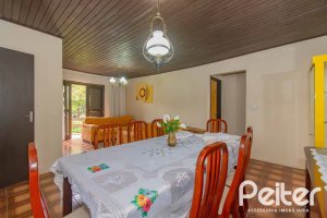 Casa à venda com 241m², 5 dormitórios, 2 suítes, 3 vagas, no bairro Tristeza em Porto Alegre
