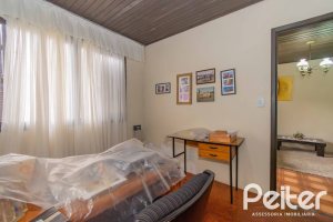 Casa à venda com 241m², 5 dormitórios, 2 suítes, 3 vagas, no bairro Tristeza em Porto Alegre