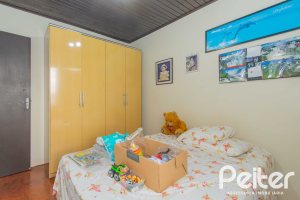 Casa à venda com 241m², 5 dormitórios, 2 suítes, 3 vagas, no bairro Tristeza em Porto Alegre