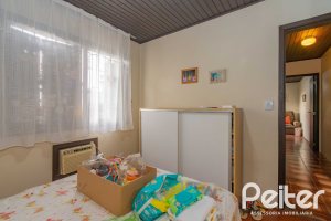 Casa à venda com 241m², 5 dormitórios, 2 suítes, 3 vagas, no bairro Tristeza em Porto Alegre