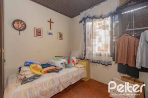 Casa à venda com 241m², 5 dormitórios, 2 suítes, 3 vagas, no bairro Tristeza em Porto Alegre