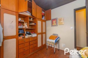 Casa à venda com 241m², 5 dormitórios, 2 suítes, 3 vagas, no bairro Tristeza em Porto Alegre