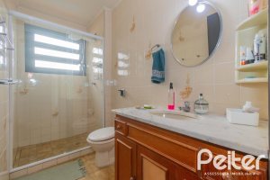 Casa à venda com 241m², 5 dormitórios, 2 suítes, 3 vagas, no bairro Tristeza em Porto Alegre