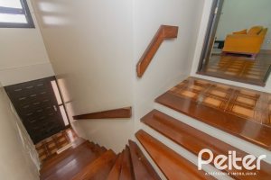 Casa à venda com 241m², 5 dormitórios, 2 suítes, 3 vagas, no bairro Tristeza em Porto Alegre