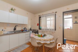 Casa à venda com 241m², 5 dormitórios, 2 suítes, 3 vagas, no bairro Tristeza em Porto Alegre
