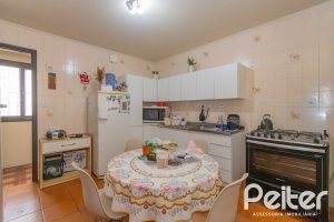 Casa à venda com 241m², 5 dormitórios, 2 suítes, 3 vagas, no bairro Tristeza em Porto Alegre