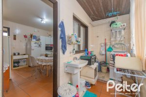 Casa à venda com 241m², 5 dormitórios, 2 suítes, 3 vagas, no bairro Tristeza em Porto Alegre