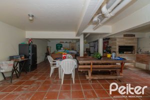 Casa à venda com 241m², 5 dormitórios, 2 suítes, 3 vagas, no bairro Tristeza em Porto Alegre