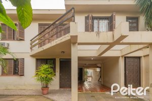 Casa à venda com 241m², 5 dormitórios, 2 suítes, 3 vagas, no bairro Tristeza em Porto Alegre