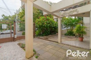 Casa à venda com 241m², 5 dormitórios, 2 suítes, 3 vagas, no bairro Tristeza em Porto Alegre
