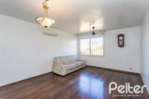 Casa à venda com 250m², 3 dormitórios, 1 suíte, 4 vagas, no bairro Vila Assunção em Porto Alegre