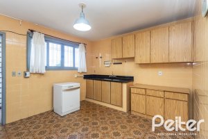 Casa à venda com 250m², 3 dormitórios, 1 suíte, 4 vagas, no bairro Vila Assunção em Porto Alegre