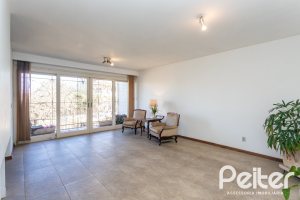 Casa à venda com 250m², 3 dormitórios, 1 suíte, 4 vagas, no bairro Vila Assunção em Porto Alegre