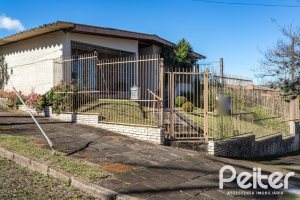 Casa à venda com 250m², 3 dormitórios, 1 suíte, 4 vagas, no bairro Vila Assunção em Porto Alegre