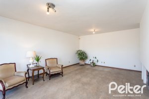 Casa à venda com 250m², 3 dormitórios, 1 suíte, 4 vagas, no bairro Vila Assunção em Porto Alegre