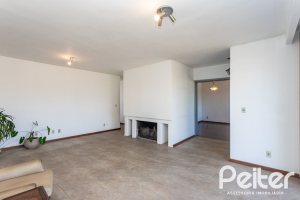 Casa à venda com 250m², 3 dormitórios, 1 suíte, 4 vagas, no bairro Vila Assunção em Porto Alegre