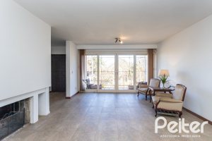 Casa à venda com 250m², 3 dormitórios, 1 suíte, 4 vagas, no bairro Vila Assunção em Porto Alegre