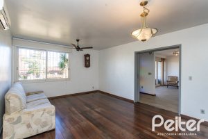 Casa à venda com 250m², 3 dormitórios, 1 suíte, 4 vagas, no bairro Vila Assunção em Porto Alegre
